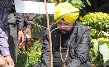 Daler Mehndi Green Drive Plants the Trees in Sri Suru Nanak Khalsa College with high voltage performances
