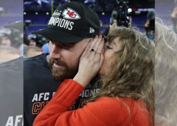 Taylor Swift and Travis Kelce exchanges “I Love You” on the Field